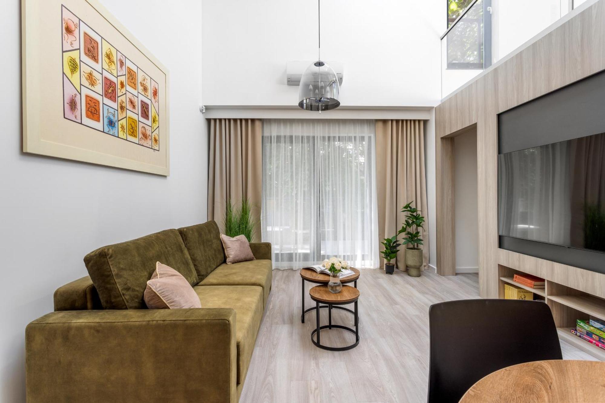 Luksusowy Very Berry W Poznaniu Z Trzema Sypialniami By Renters Apartment